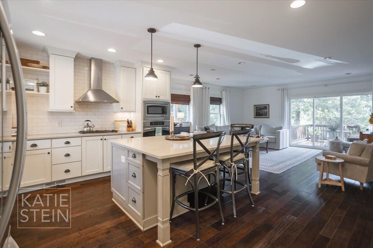 Dining room, Interior, Kitchen, Pendant Lights, Recessed Lighting, Stainless Steel Appliances, Wood Texture Flooring