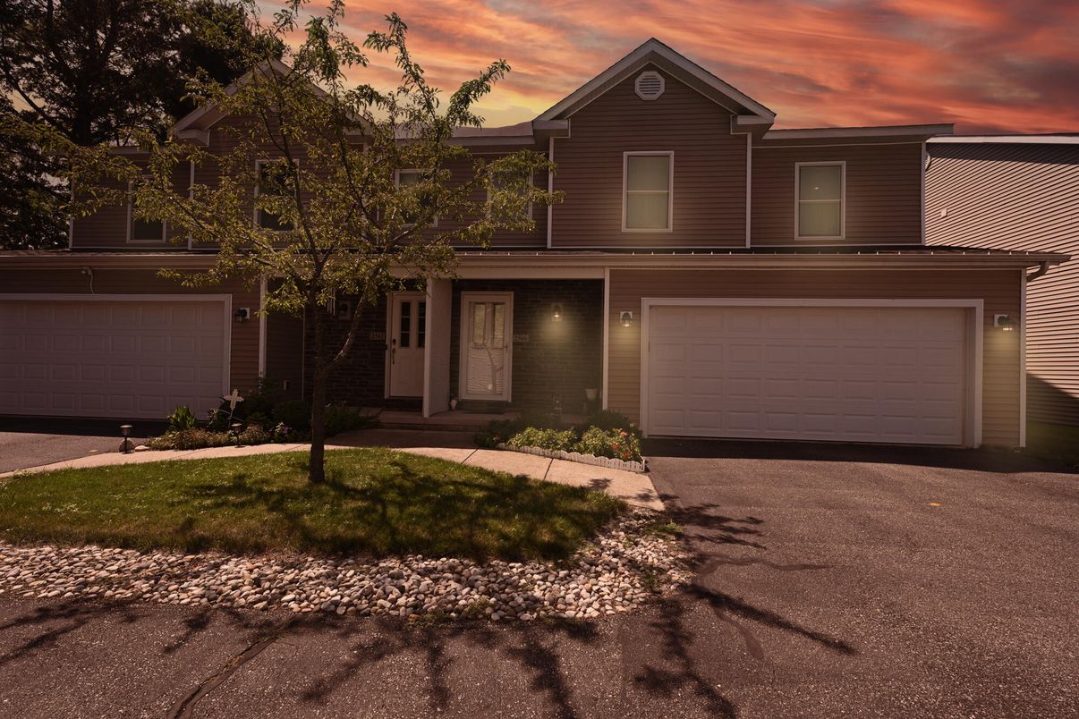 Attached, Exterior, Facade, American Craftsman