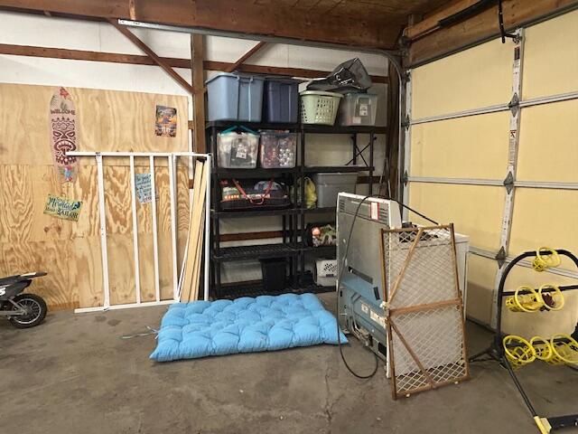 Garage, Interior, Wooden Beams