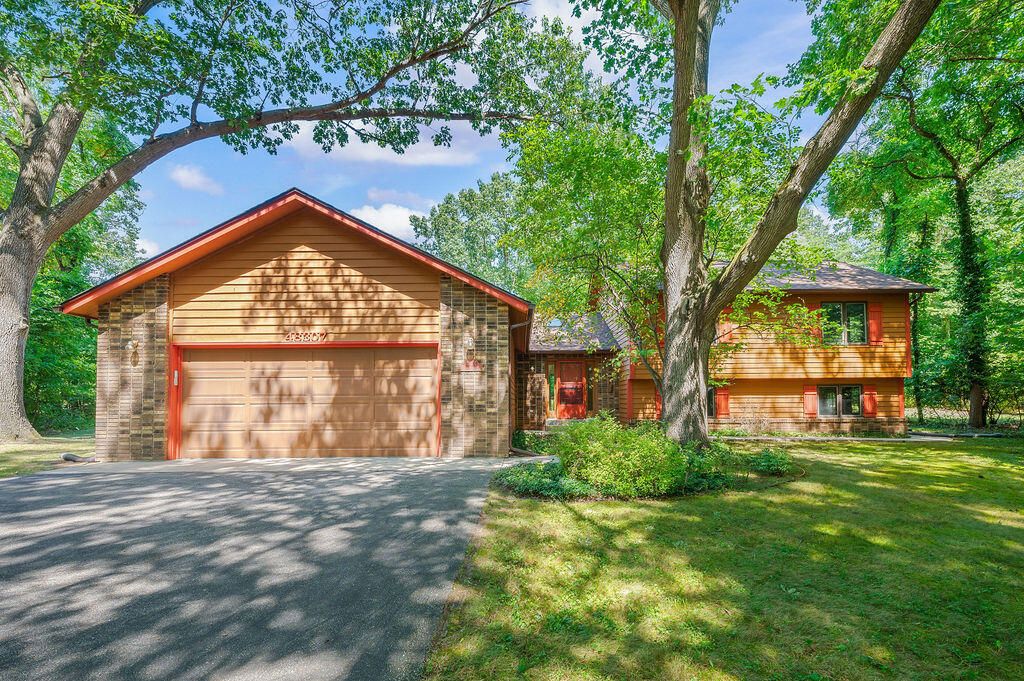 Attached, Detached Garage, Exterior, Facade, Brick Facade, Log Home