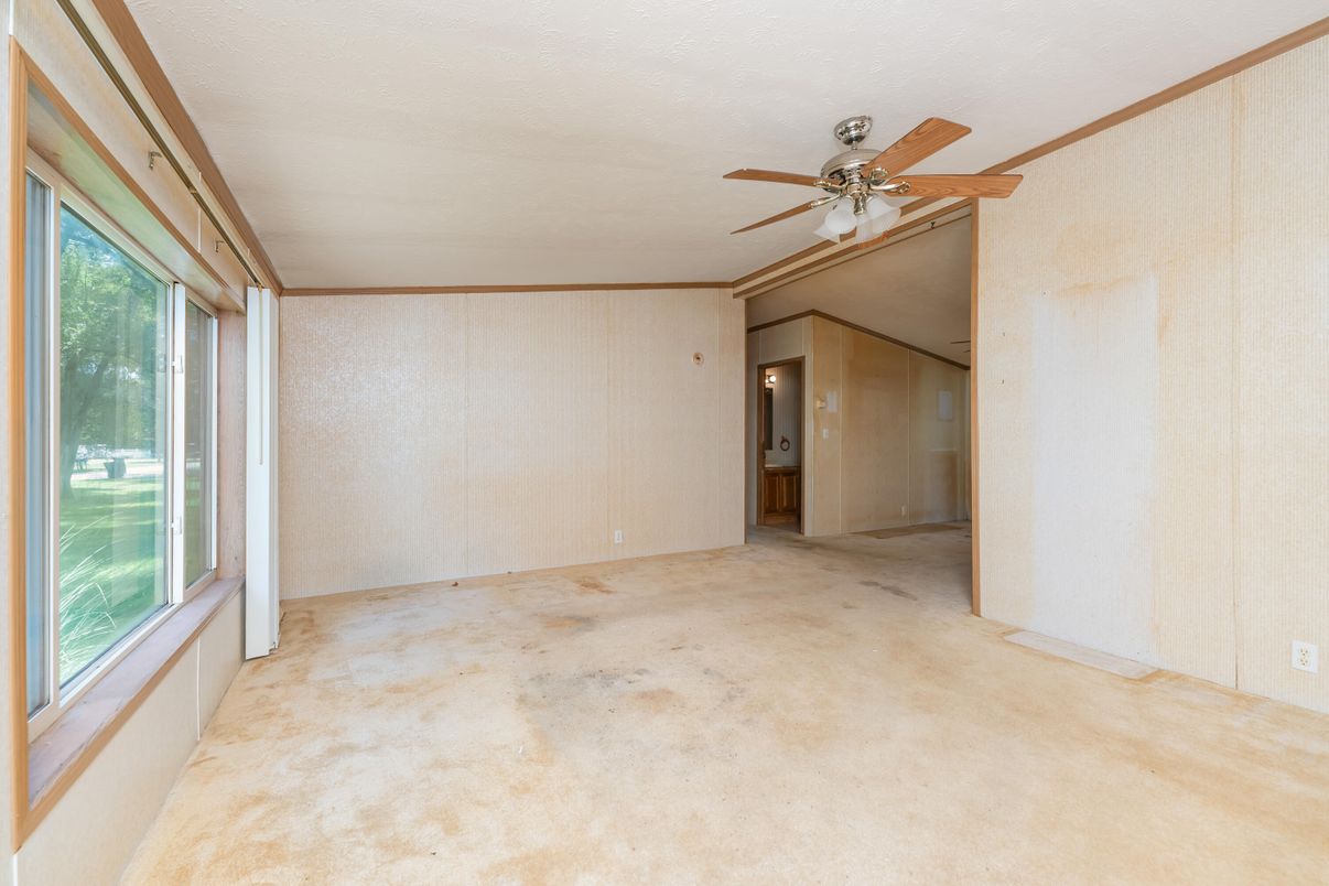 Empty room, Interior
