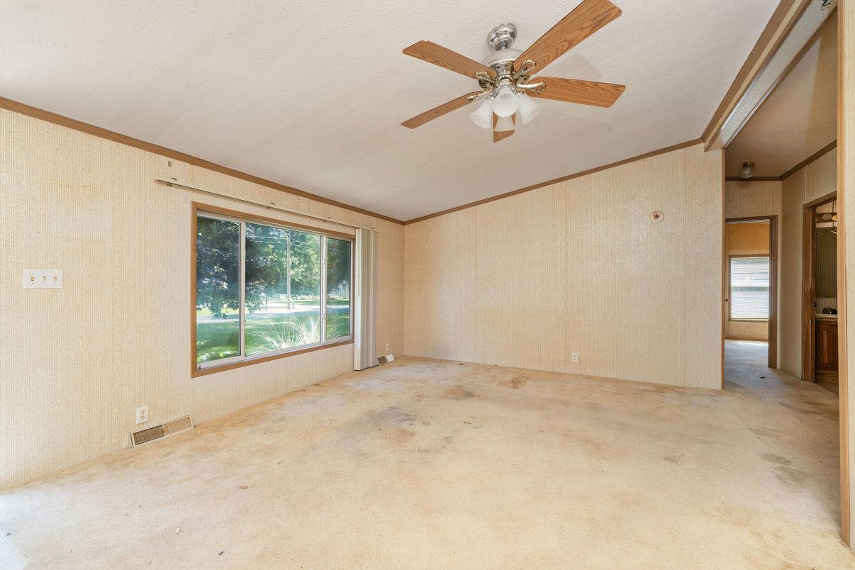 Empty room, Interior