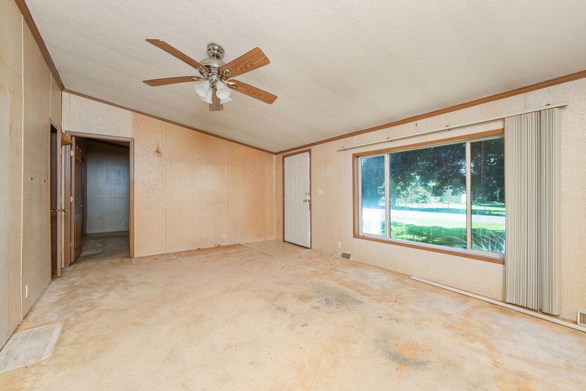 Empty room, Interior