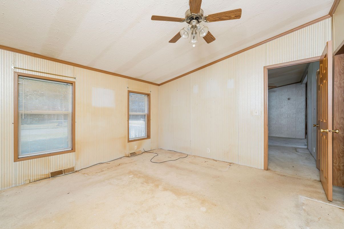 Empty room, Interior