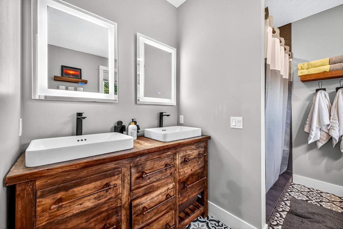 Bathroom, Dual Sink Vanities, Interior