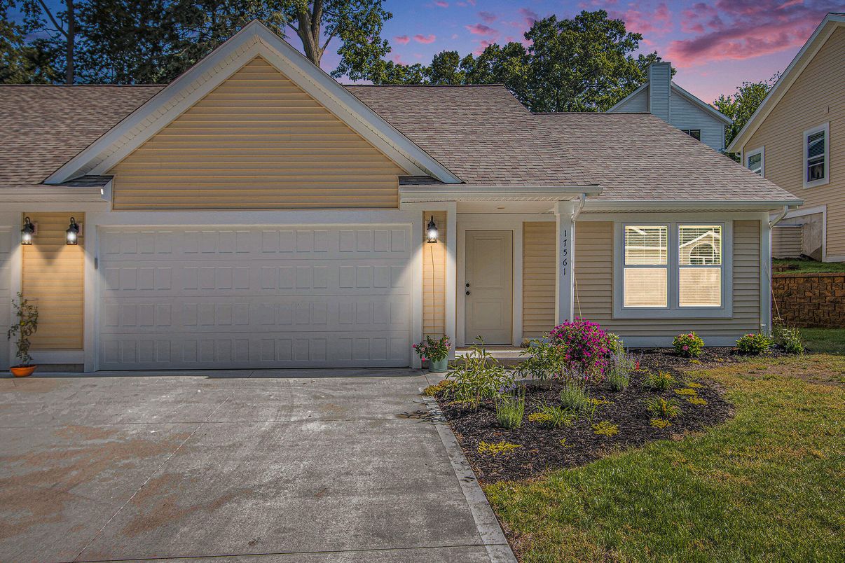 Attached, Exterior, Facade, Ranch