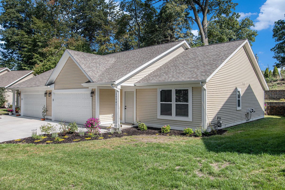 Attached, Exterior, Facade, Ranch