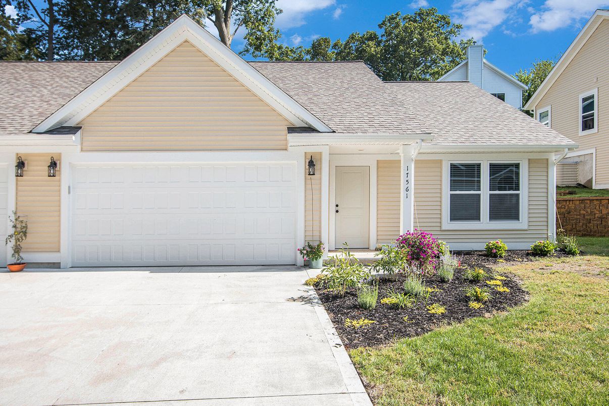 Attached, Exterior, Facade, Ranch