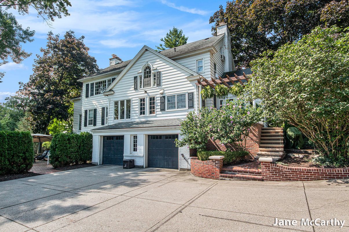 Attached, Exterior, Facade, Queen Anne Victorian
