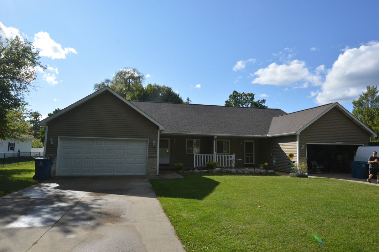 Attached, Exterior, Facade, Ranch