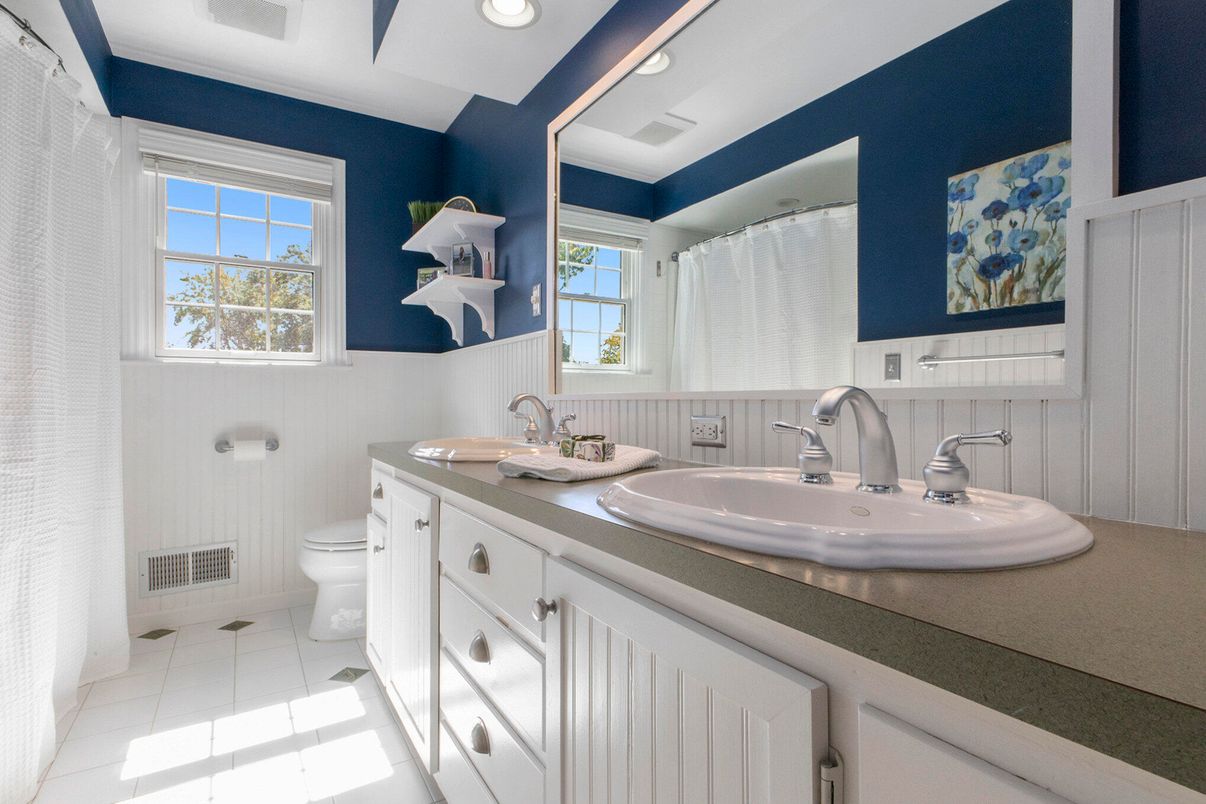 Bathroom, Dual Sink Vanities, Interior, Recessed Lighting