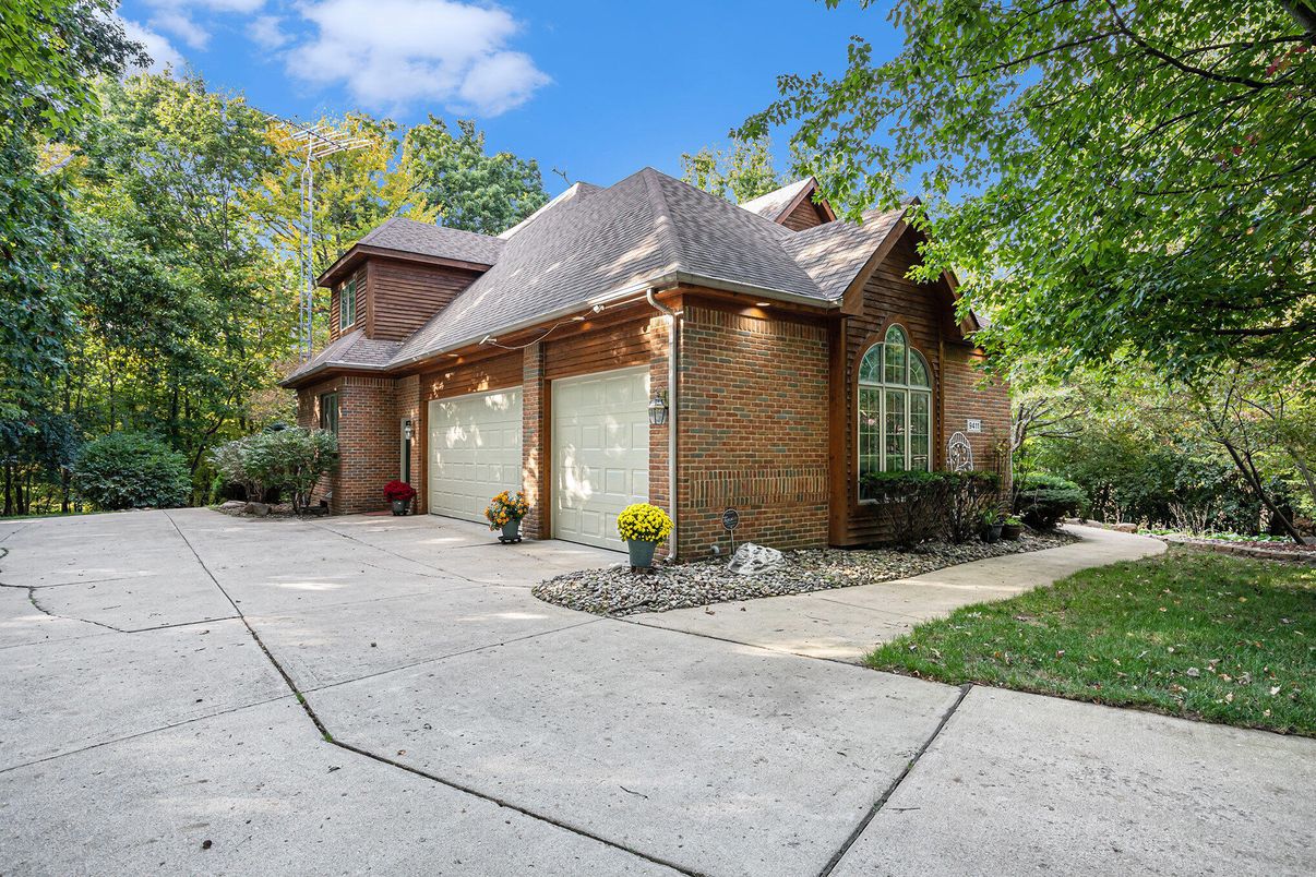 Attached, Exterior, Facade, Brick Facade, Log Home