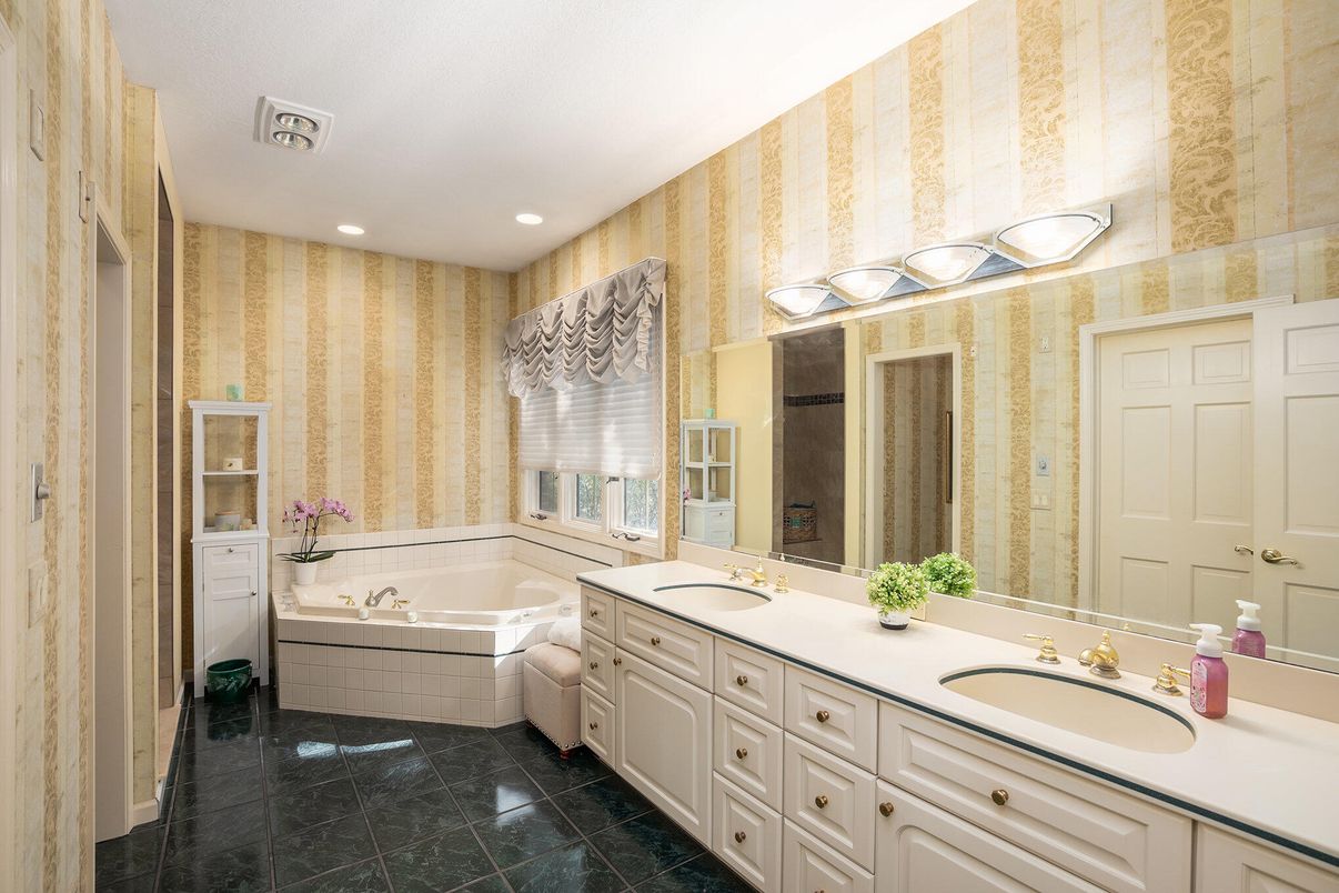 Bathroom, Dual Sink Vanities, Interior, Recessed Lighting