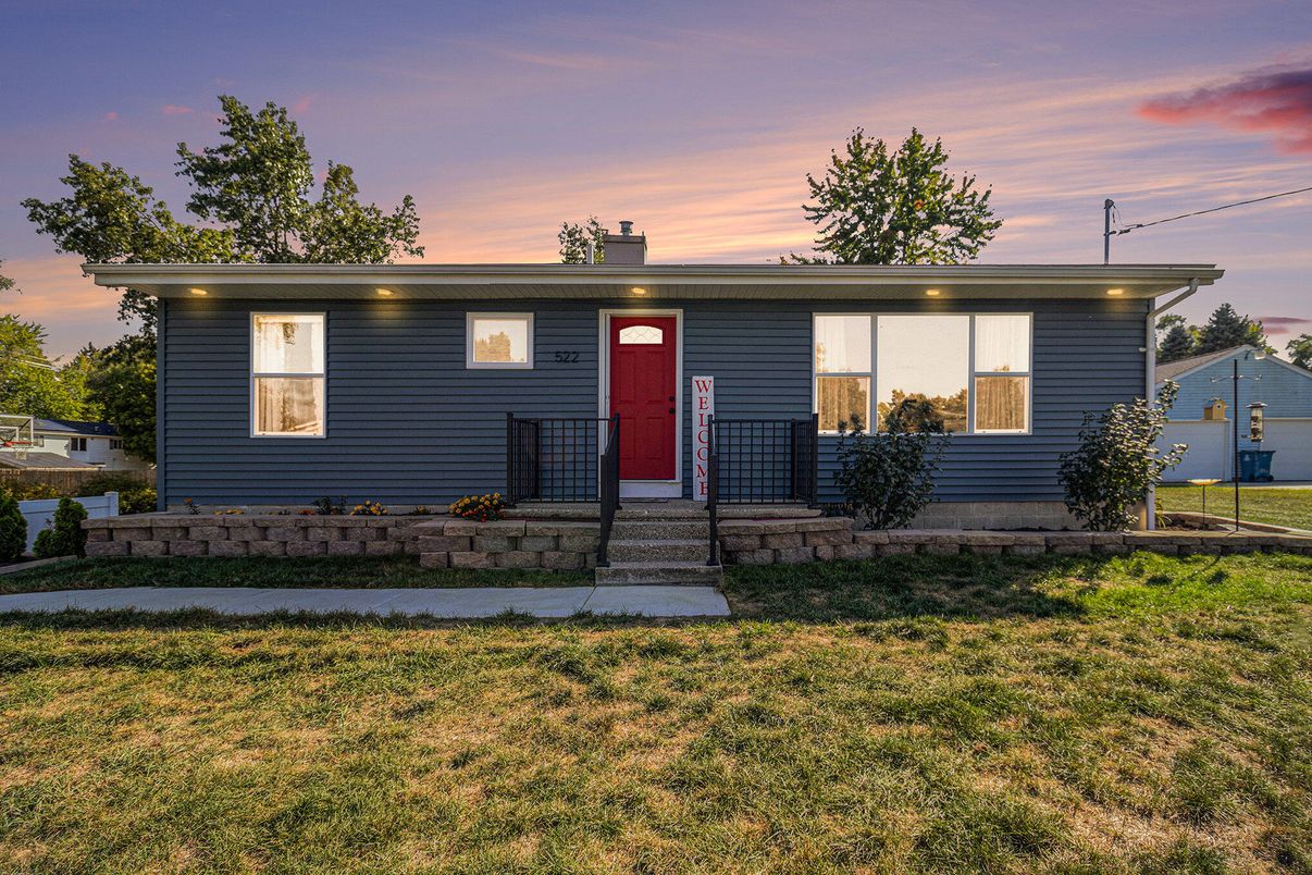 Backyard, Exterior, Facade, Split Level