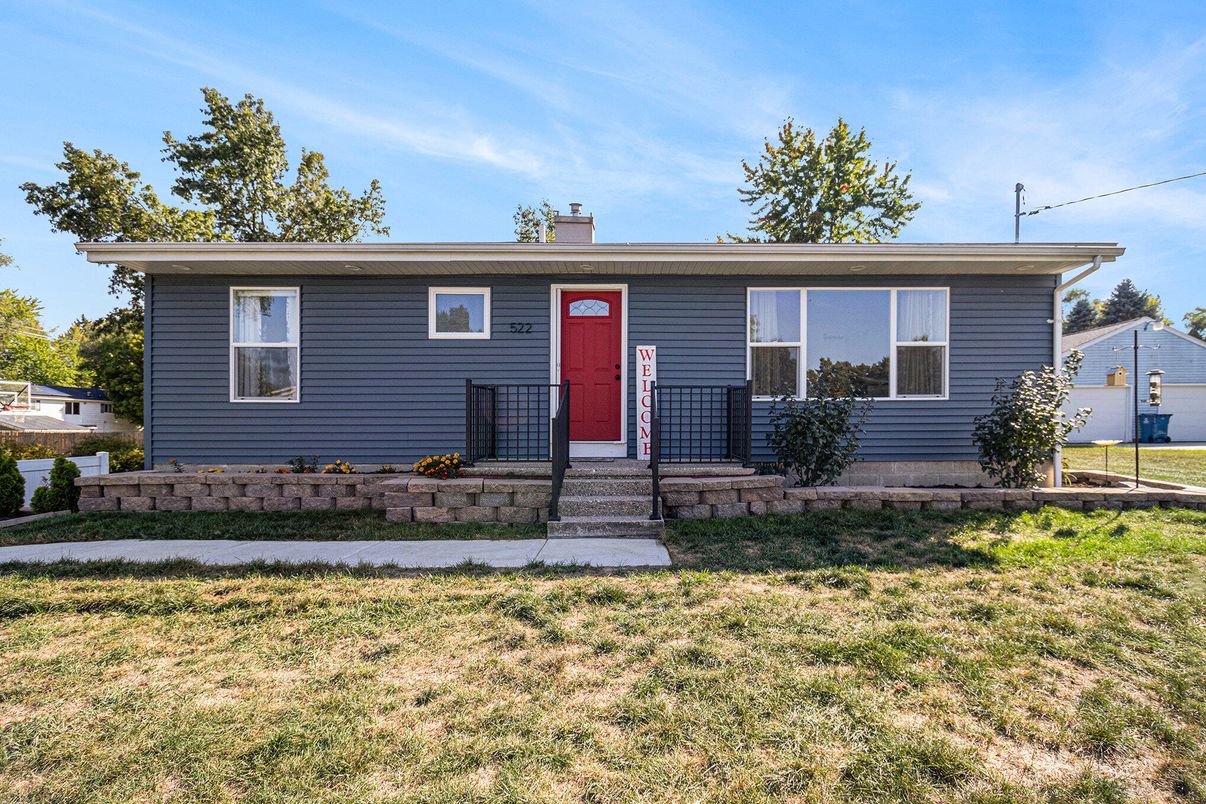 Exterior, Facade, Split Level