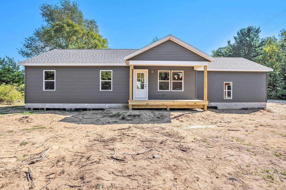 Exterior, Facade, Ranch