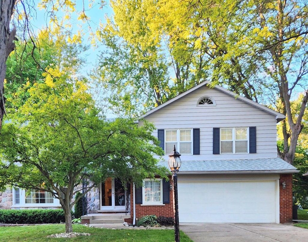 Attached, Exterior, Facade, Brick Facade, Split Level