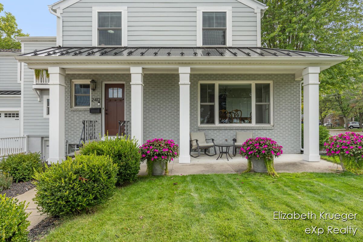 Exterior, Facade, Brick Facade, American Foursquare