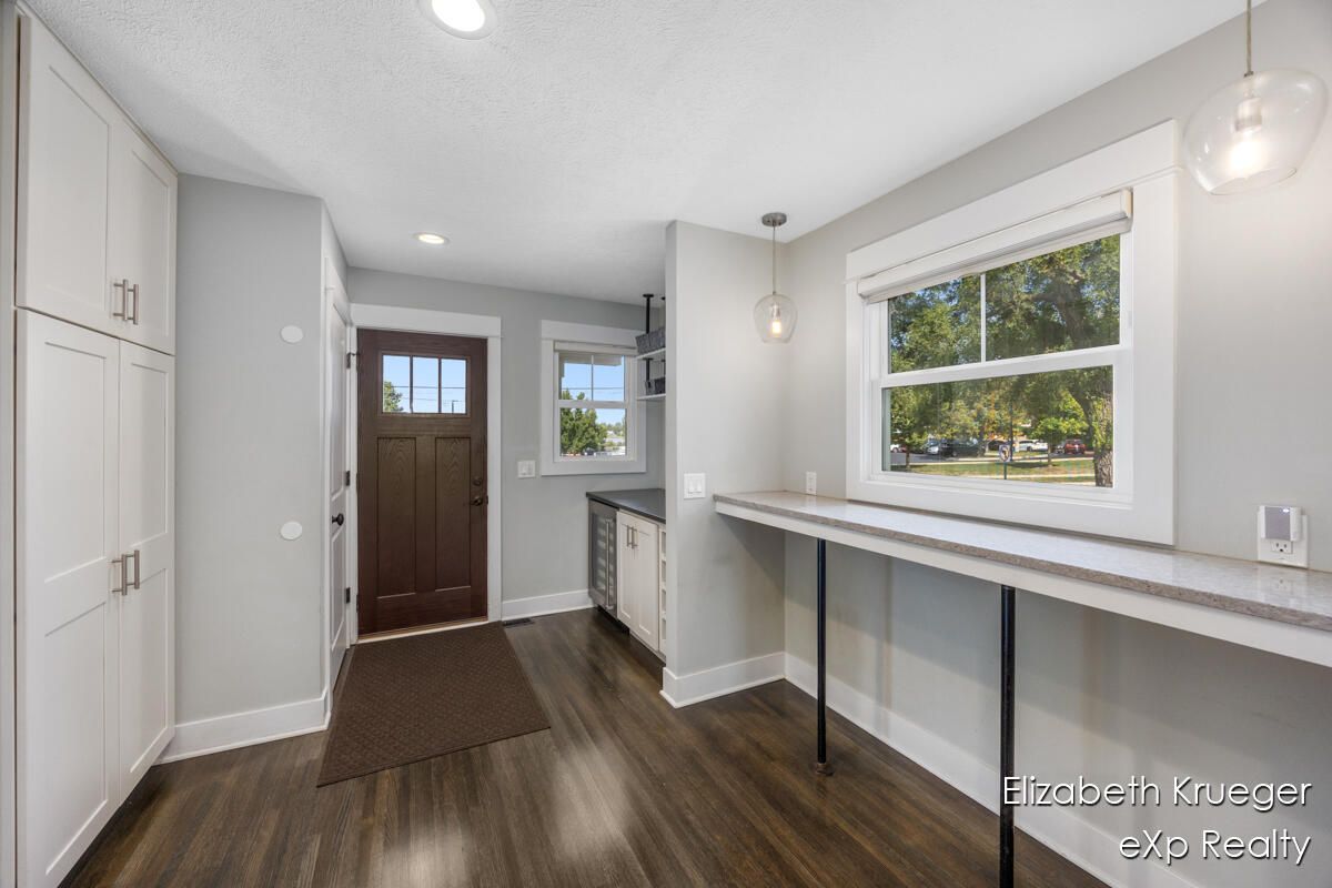 Interior, Pendant Lights, Recessed Lighting, Wood Texture Flooring