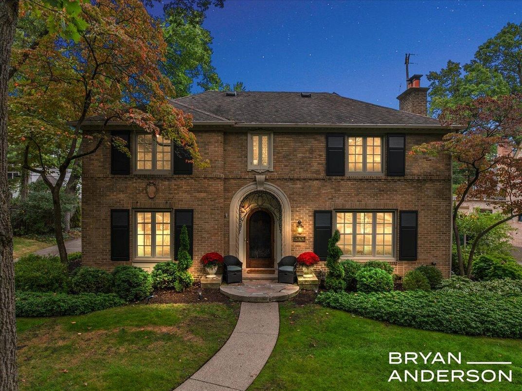 Exterior, Facade, Brick Facade, Georgian