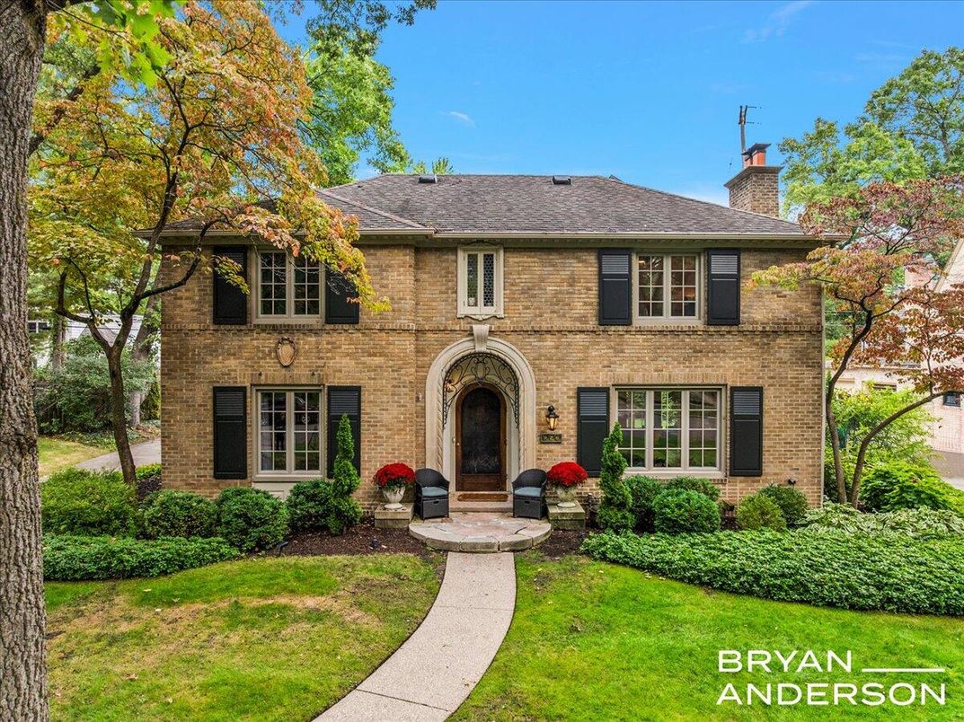 Exterior, Facade, Brick Facade, Georgian