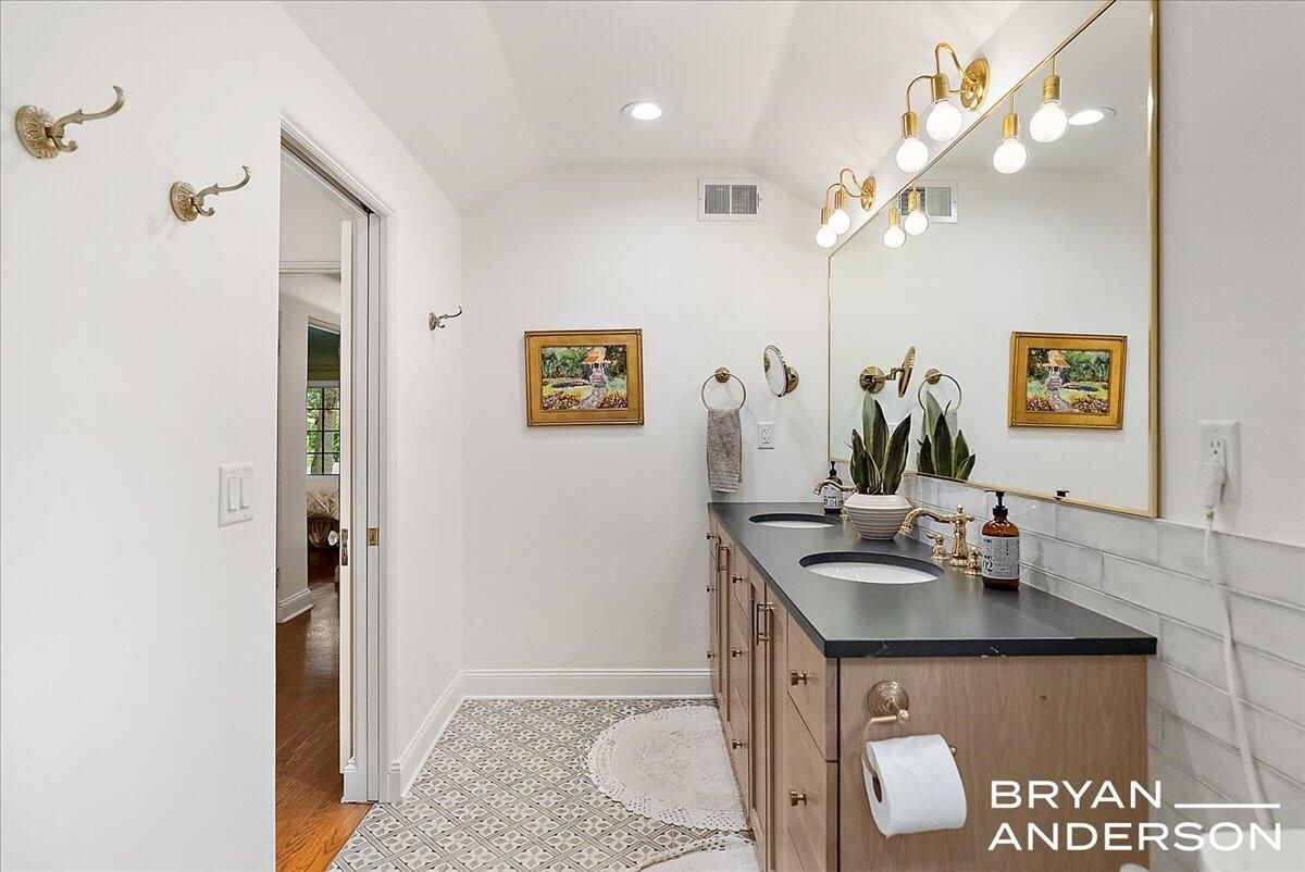 Bathroom, Dual Sink Vanities, Interior, Recessed Lighting