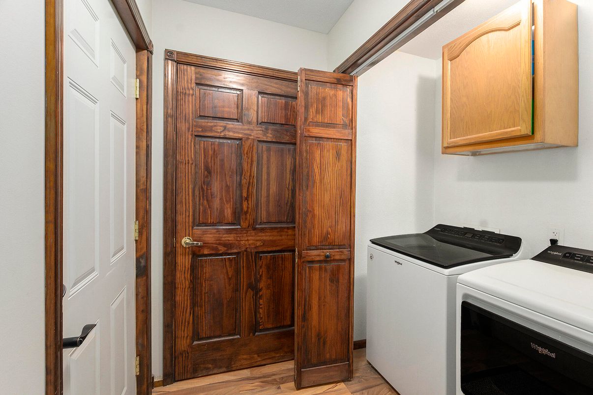 Interior, Washer, Wood Texture Flooring