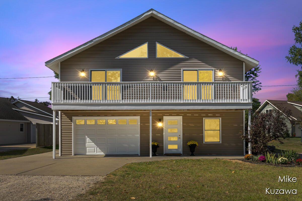 Attached, Exterior, Facade, American Craftsman