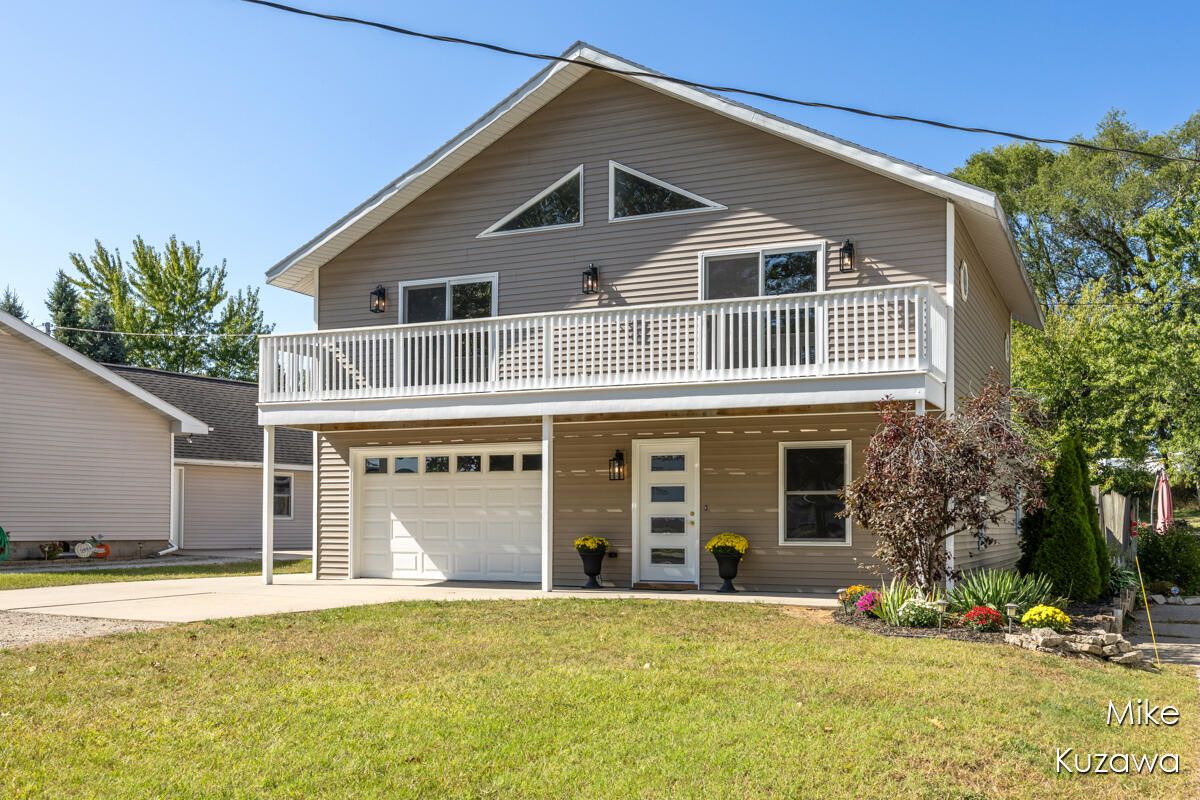 Attached, Exterior, Facade, American Craftsman