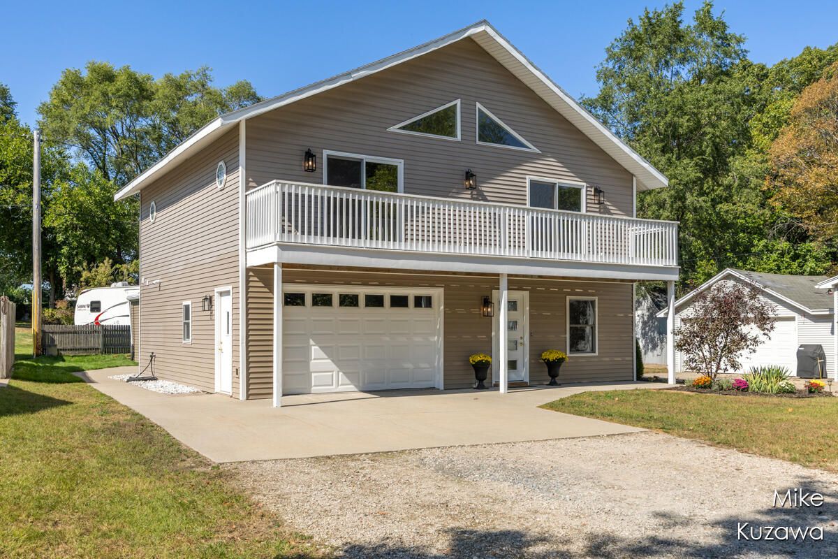 Attached, Exterior, Facade, Farmhouse