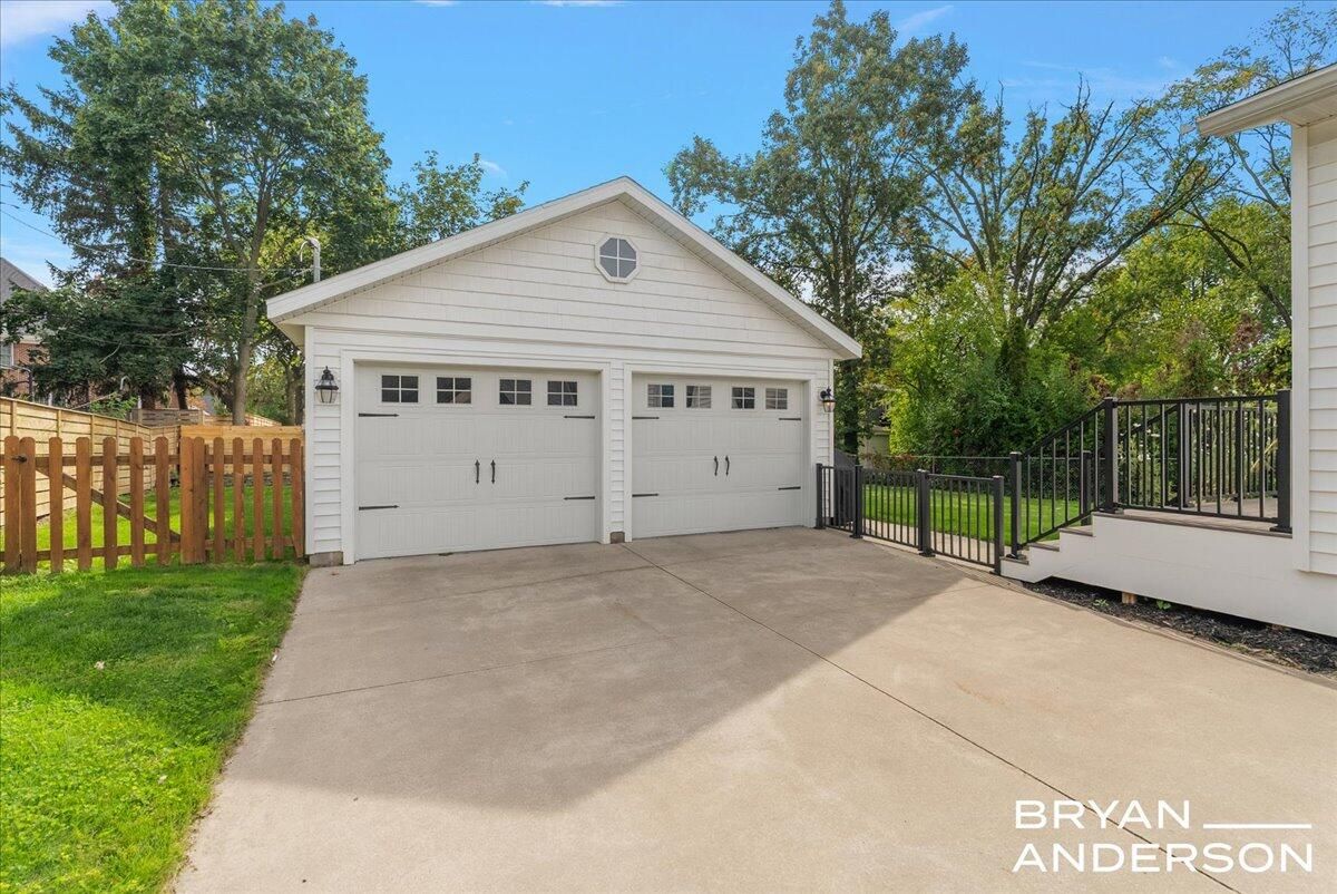 Detached Garage, Exterior