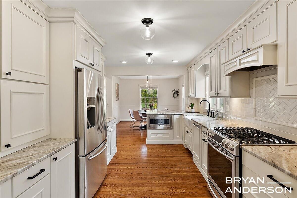 Dining room, Interior, Kitchen, Pendant Lights, Recessed Lighting, Stainless Steel Appliances, Wood Texture Flooring