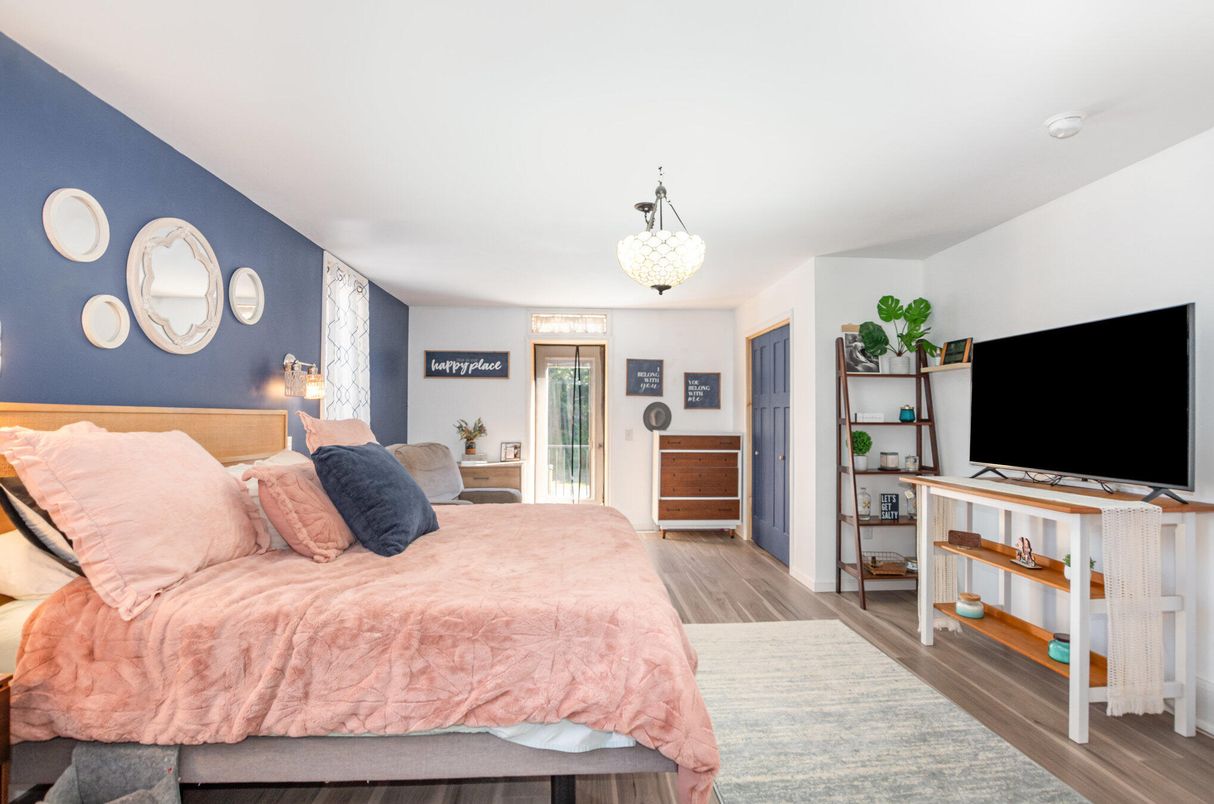 Bedroom, Interior, Pendant Lights, Wood Texture Flooring