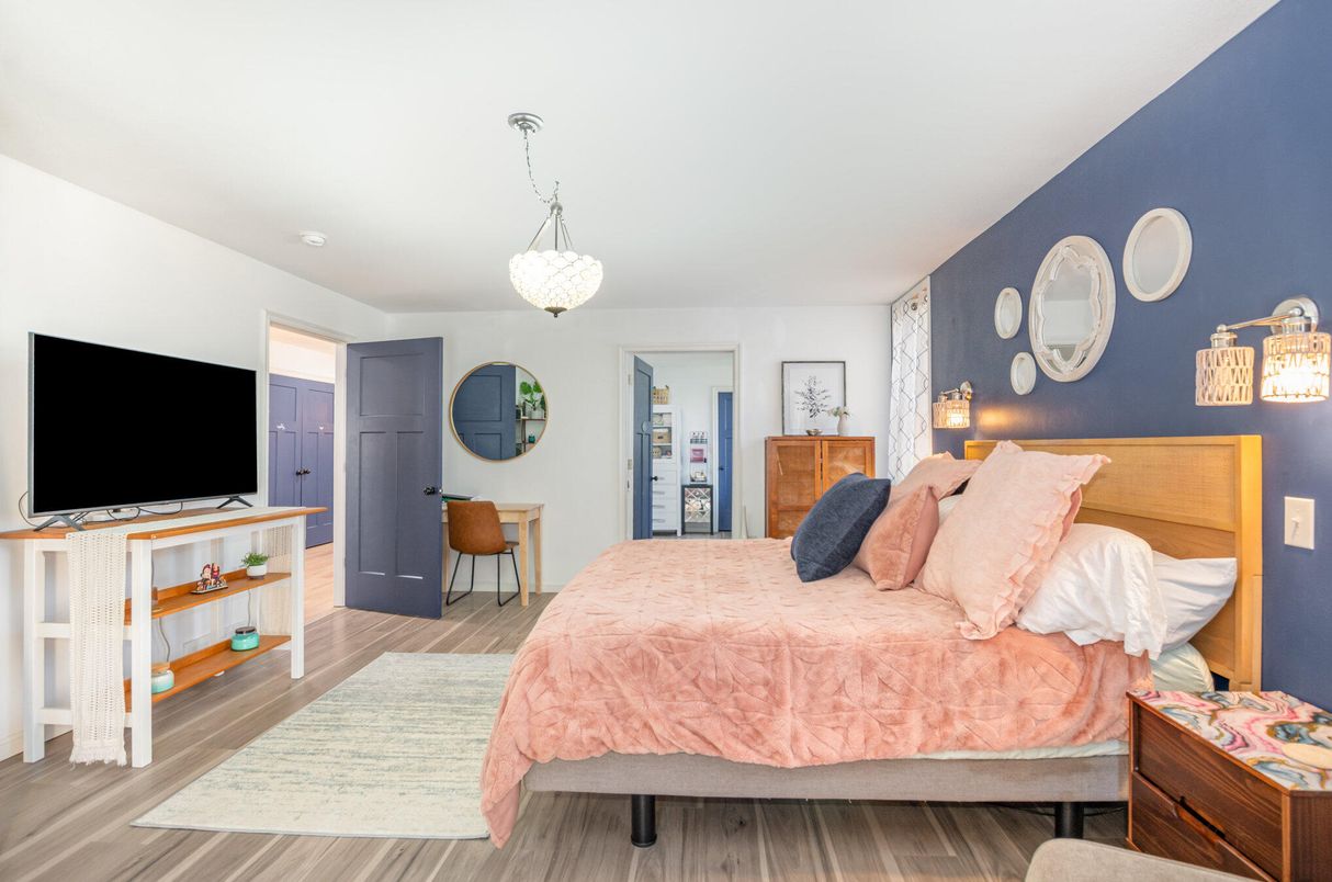 Bedroom, Interior, Pendant Lights, Wood Texture Flooring