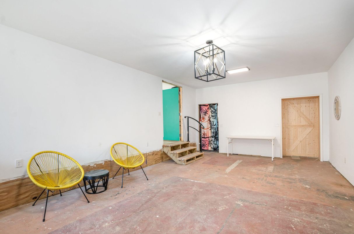 Empty room, Interior