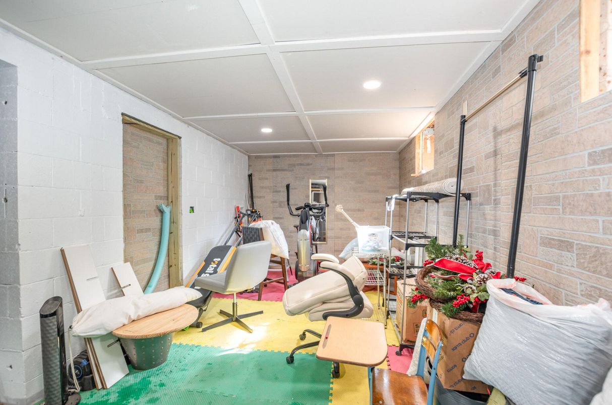 Fitness Equipment, Interior, Recessed Lighting, Stone Walls