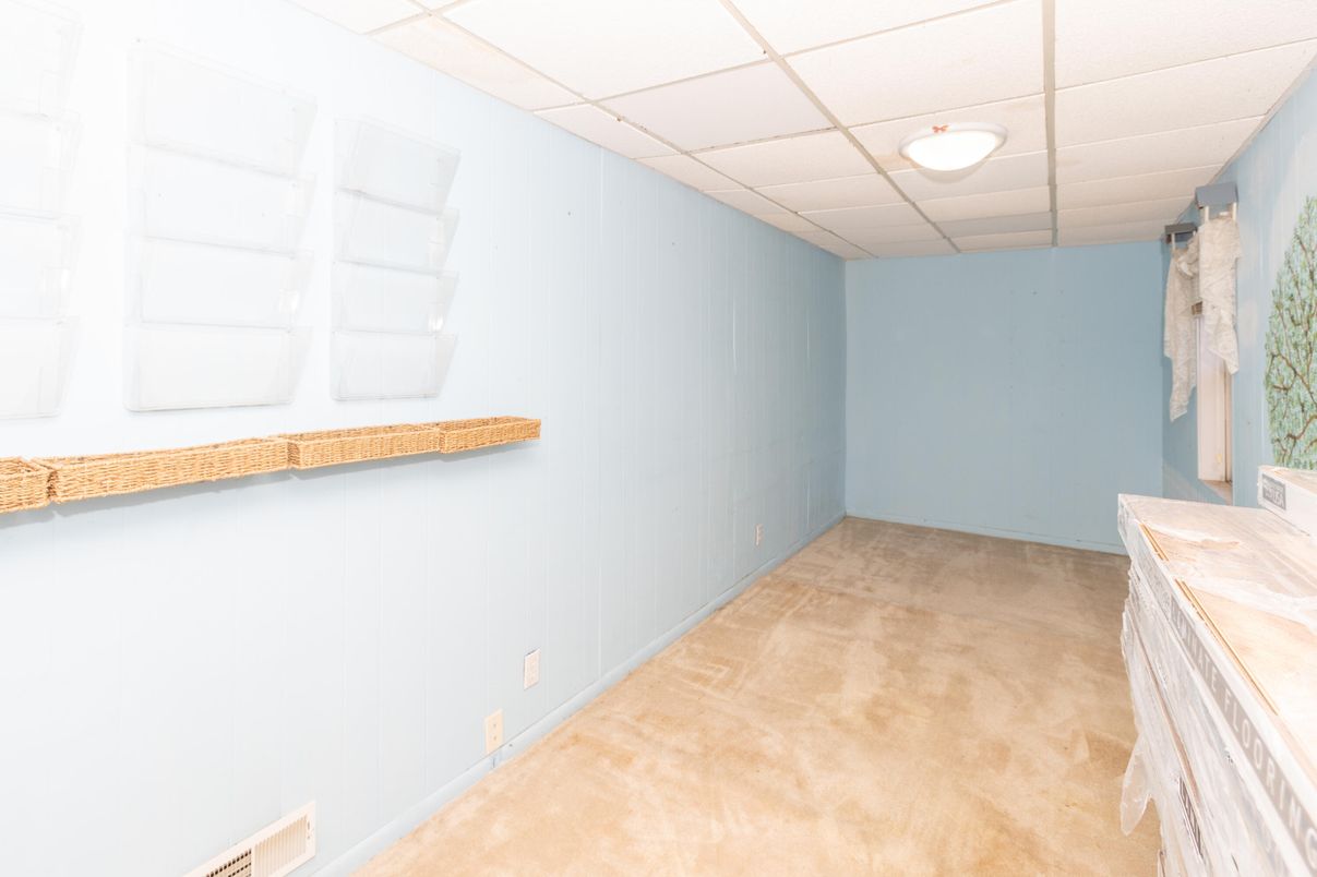 Empty room, Interior