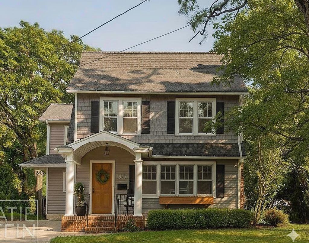 Exterior, Facade, American Foursquare