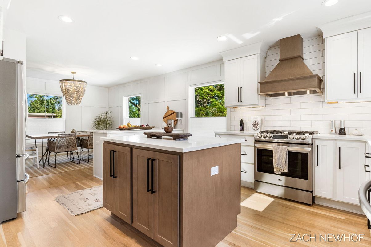 Chandelier, Dining room, Interior, Kitchen, Recessed Lighting, Stainless Steel Appliances, Wood Texture Flooring