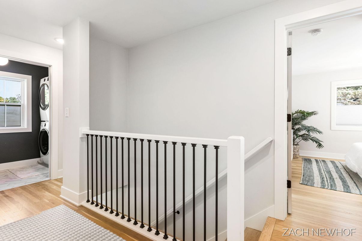 Interior, Recessed Lighting, Washer, Wood Texture Flooring