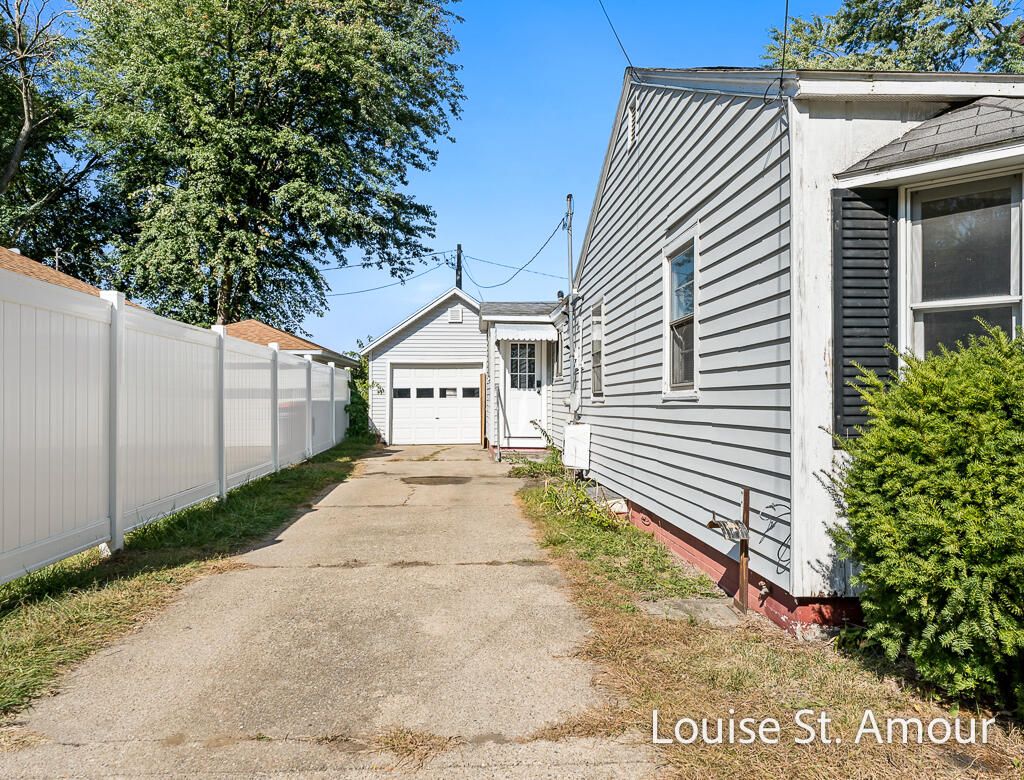 Detached Garage, Exterior