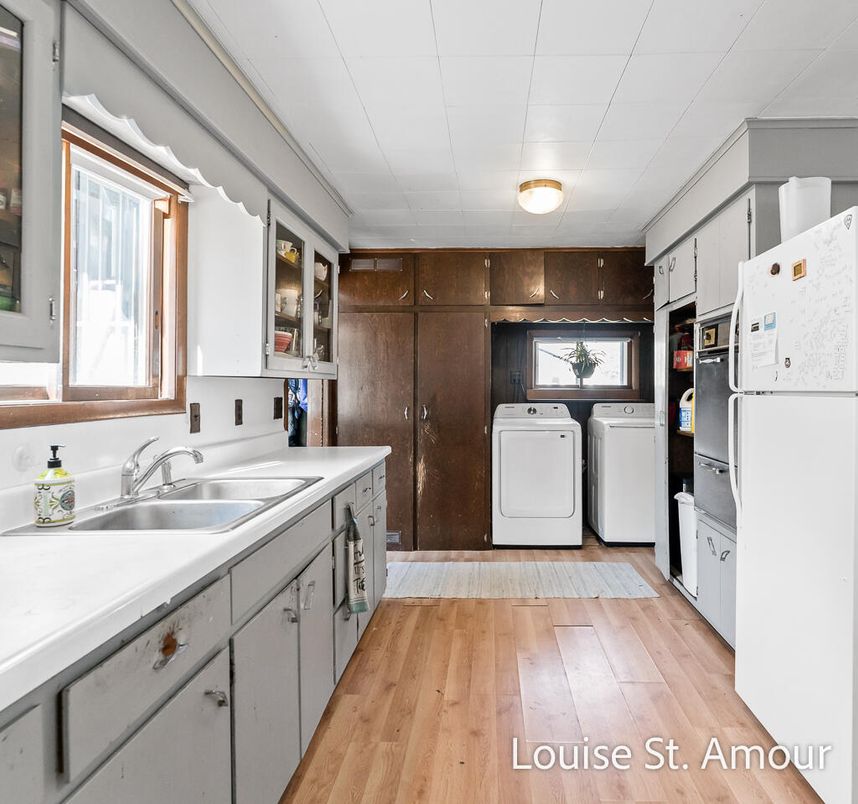 Interior, Washer, Wood Texture Flooring, Wooden Walls
