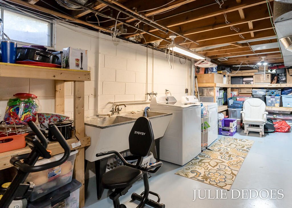 Interior, Washer, Wooden Beams