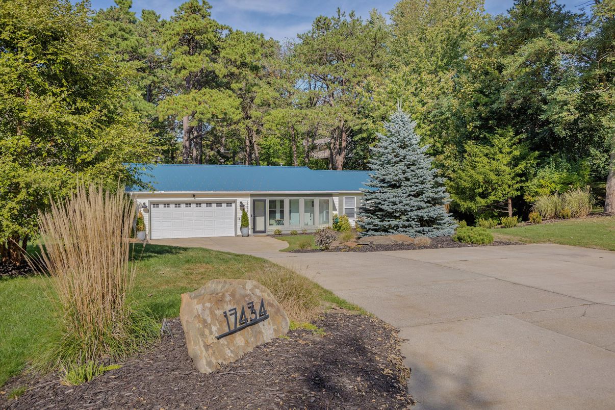 Attached, Exterior, Facade, Ranch