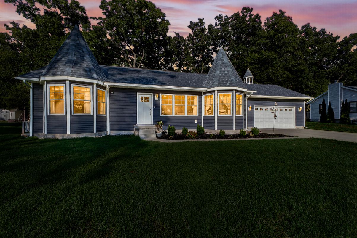 Attached, Exterior, Facade, Queen Anne Victorian