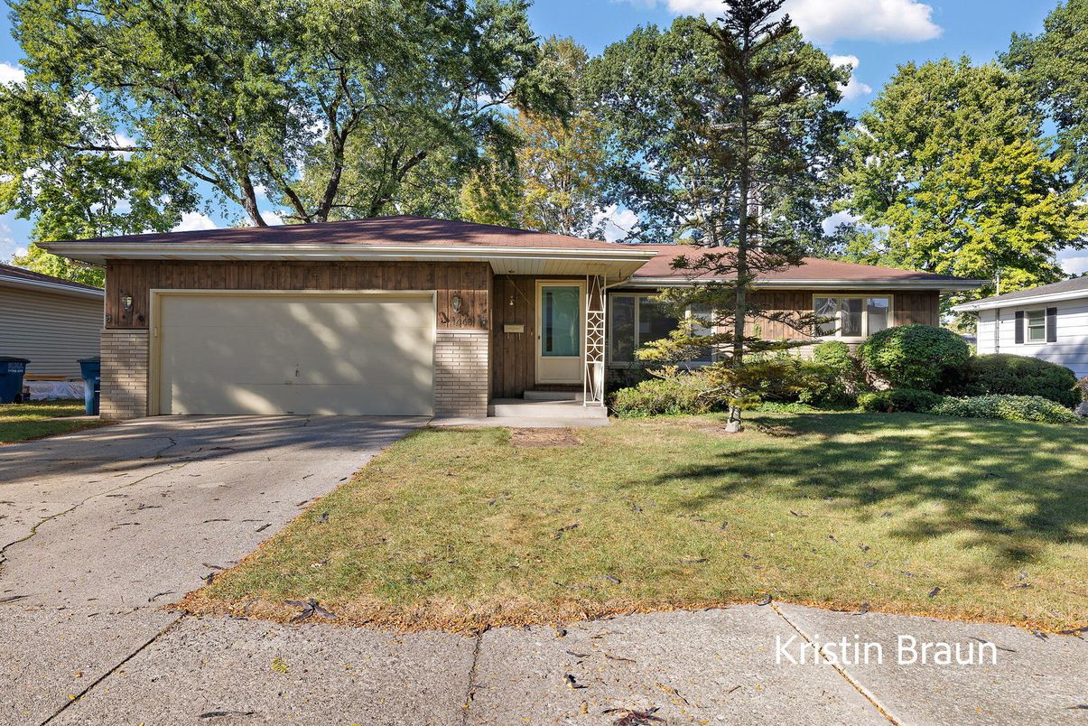 Attached, Exterior, Facade, Ranch