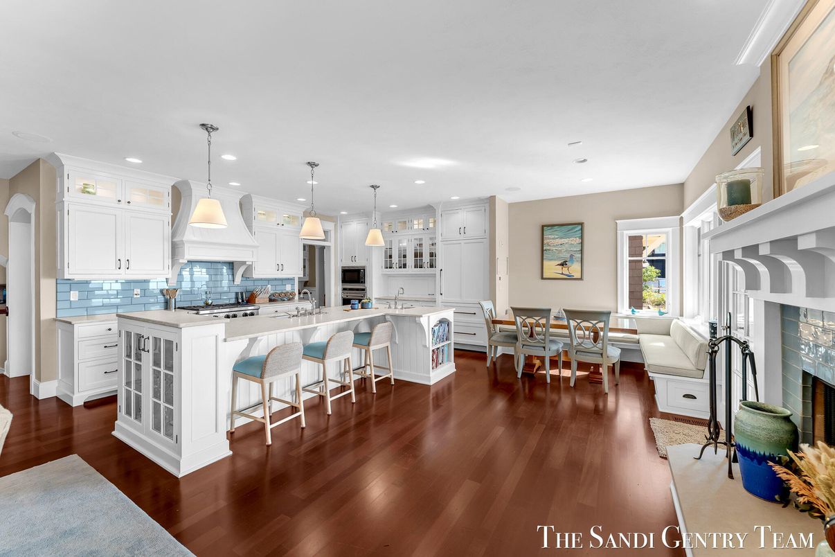 Dining room, Interior, Kitchen, Pendant Lights, Recessed Lighting, Wood Texture Flooring
