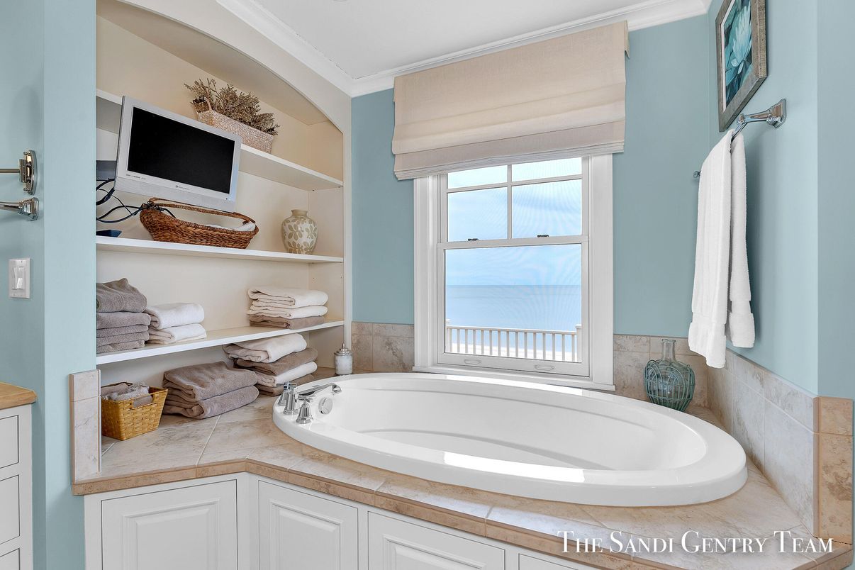 Bathroom, Interior, Tile Countertops