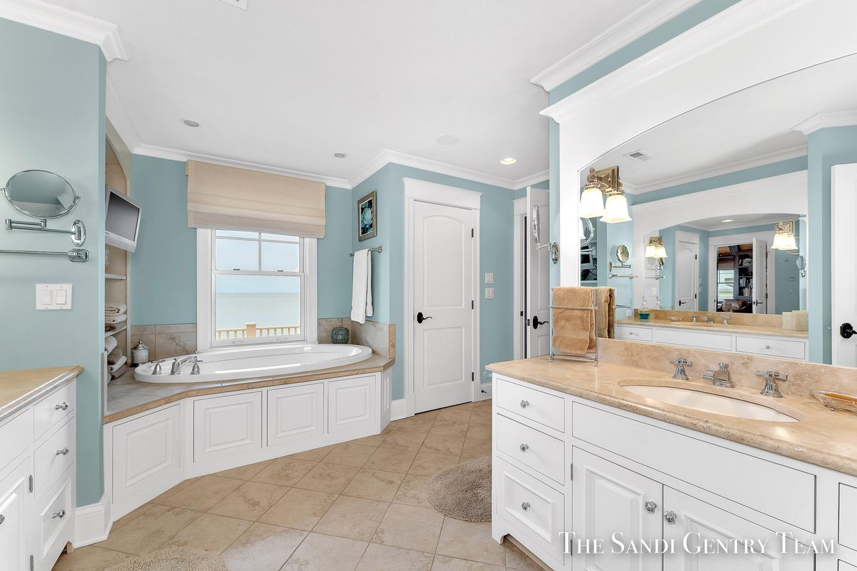 Bathroom, Dual Sink Vanities, Interior, Recessed Lighting