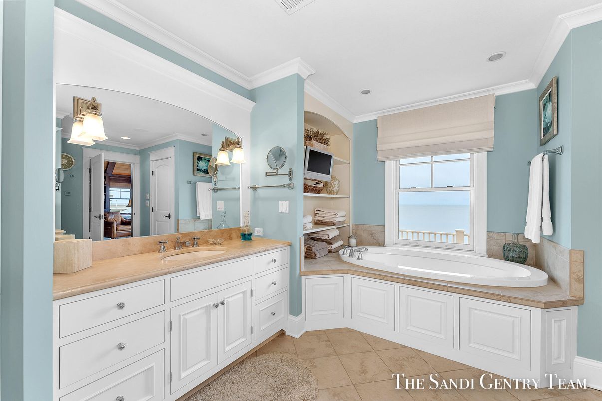 Bathroom, Dual Sink Vanities, Interior, Recessed Lighting